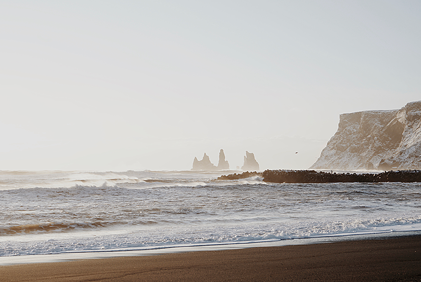 Помимо черного гравия на пляже расположились вулканические валуны. По легенде, эти валуны когда-то были троллями, которые не успели спрятаться от солнечных лучей и окаменели.  
