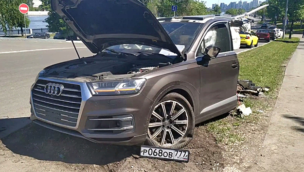 Водитель Audi Q7 на юге Москвы снес фонарный столб и сбежал