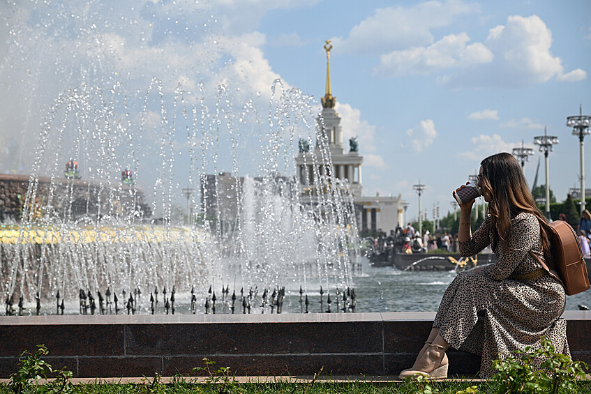 Отдыхающие на ВДНХ в Москве