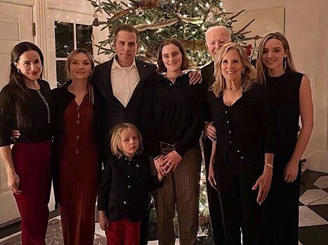 Байден спрятался на рождественской семейной фотографии