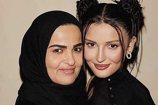 Саеву обругали за откровенный наряд на фото с матерью в хиджабе