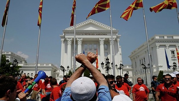 Тысячи протестующих вышли на улицы в столице Македонии
