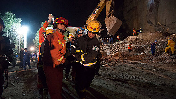 В Китае два человека погибли под завалами разрушенного отеля