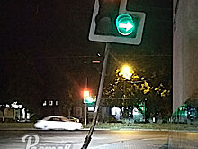 В Ростове сбитый машиной светофор починили с помощью веревки