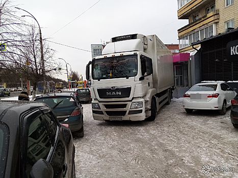 Грузовик перегородил тротуар в Кемерове