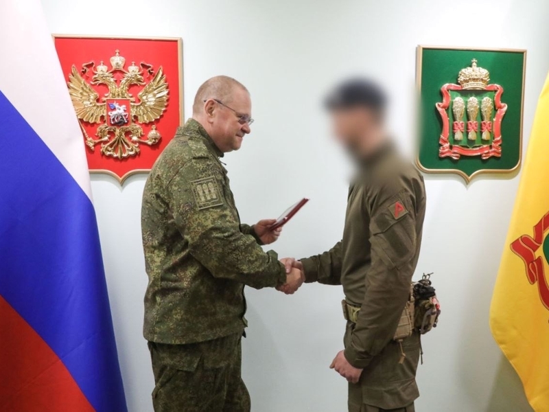 Олег Мельниченко вручил региональные награды военнослужащим и росгвардейцам, несущим службу в зоне проведения СВО