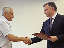 Юрий Слюсарь наградил лучших работников строительной отрасли