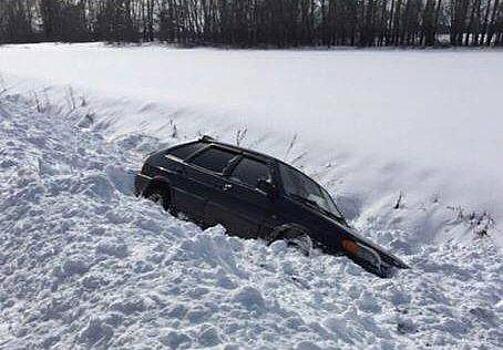 В Мазановском районе ночью на трассе застрял автомобиль с двумя детьми