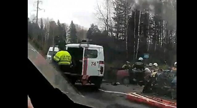 В области на трассе лоб в лоб столкнулись Volkswagen и «Лада»: очевидцы сообщают о двоих погибших