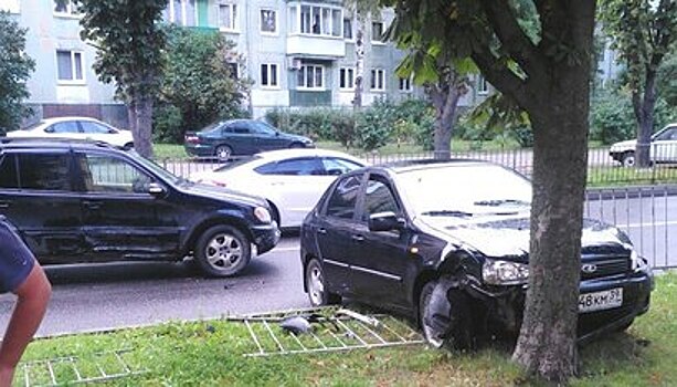 На ул. Сергеева "Лада" снесла забор