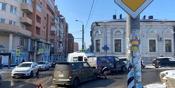 Водитель пострадал в ДТП в центре Ростова