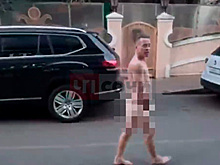 Мужчина разделся догола посреди Сочи и попал на видео