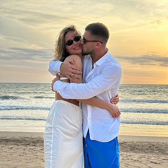 Весной развелись певица Алекса и фитнес-тренер Вячеслав Дайчев. Их брак продлился всего лишь один год.