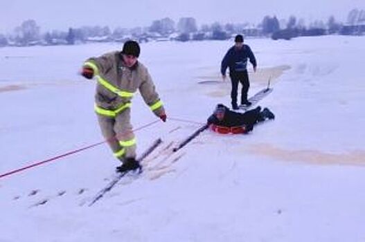 В Каргополе спасатели помогли мужчине, провалившемуся под лёд