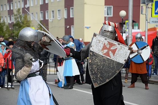 Рыцари из Лабытнанги и Коми захватили праздничную площадь в Салехарде