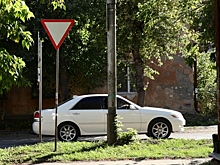 У омской гостиницы неадекватный мужчина пинал припаркованные машины