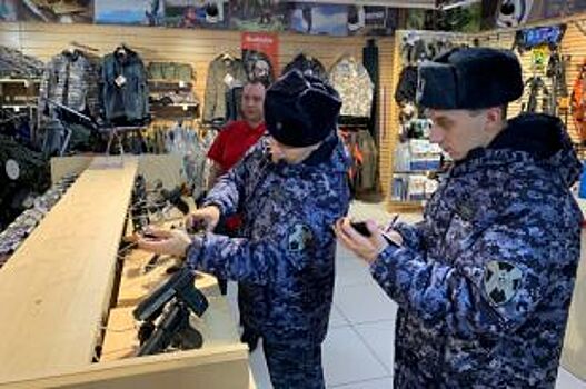В Рязани росгвардейцы проверяют оружейные магазины