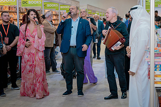 На книжной ярмарке в Шардже остроты дискуссиям придают арабские сладости