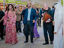 На книжной ярмарке в Шардже остроты дискуссиям придают арабские сладости