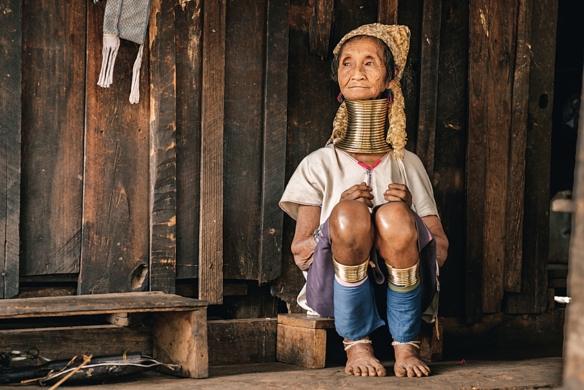 Мьянма. Иметь длинную шею считается красивым в племени каян в Мьянме и Северном Таиланде. Женщины с раннего возраста начинают носить металлические кольца на шее, постепенно увеличивая из количество, тем самым их плечи постепенно опускаются, а шея удлиняется. У взрослой женщины количество колец может достигать пары десятков, а их вес — четырёх-пяти килограмм. 