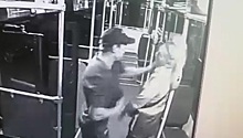 Момент нападения на кондуктора троллейбуса в Петербурге попал на видео