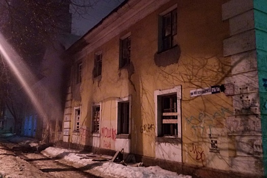 Зачистка: ночью на Пятёрке горел расселённый дом