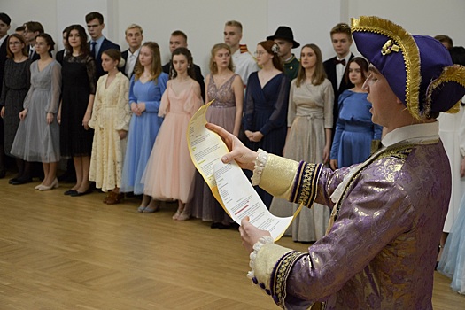 54 пары старшеклассников приняли участие в городском осеннем балу