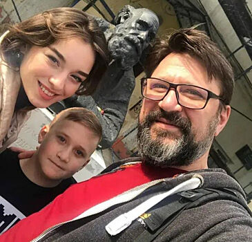 49-летний Виктор Логинов не чувствует себя дедушкой