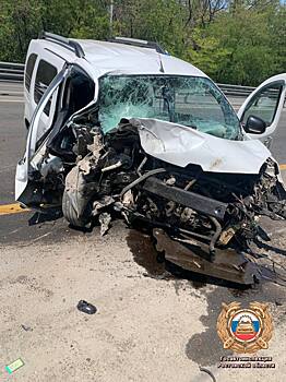 На М-4 &laquo;Дон&raquo; легковушка въехала в мачту освещения, водитель госпитализирован с травмами