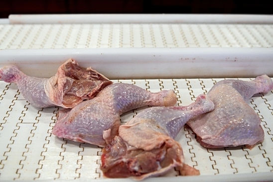 На Алтае изымают из оборота мясо птицы, зараженное опасной бактерией