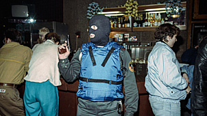  Работник правоохранительных органов во время проверки злачных мест в Зеленограде, 1993 год