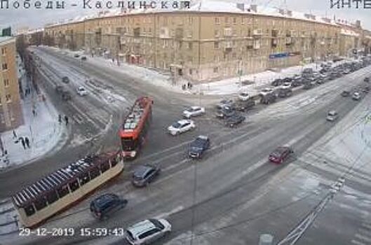 Новый трамвай отбуксировали в депо в Челябинске