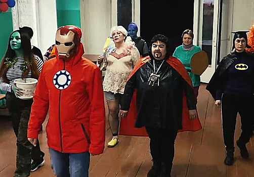 Российских выпускников поздравили учителя в костюмах «Мстителей»