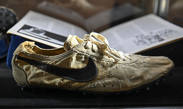 Пару старых кроссовок продали на Sotheby’s за полмиллиона долларов