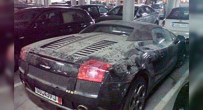 На стоянке в Дубае стоят заброшенные дорогие авто