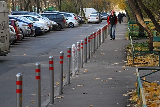К дому на Родионовской поставили антипарковочные столбики