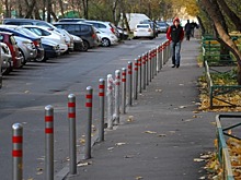 К дому на Родионовской поставили антипарковочные столбики