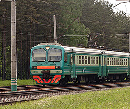 Электричка сбила «Ладу-Самару» на железнодорожном переезде под Нижним Новгородом