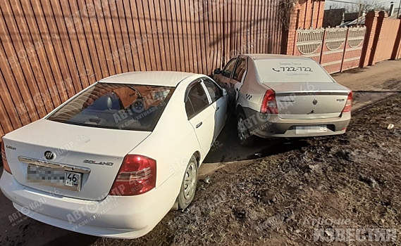 Курск. Две машины въехали в забор