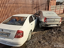 Курск. Две машины въехали в забор