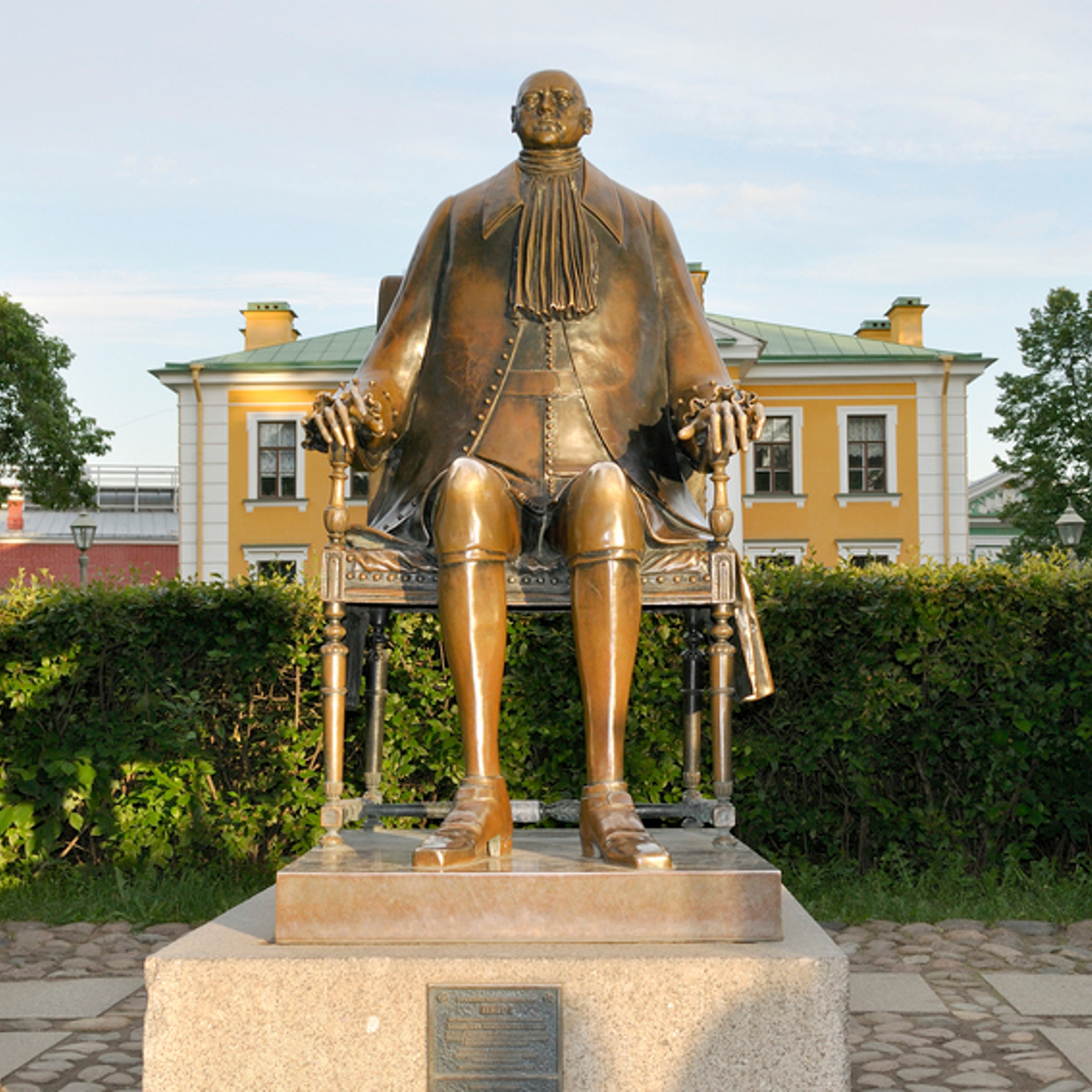 Памятник петру 1 в петропавловской крепости. Скульптура петра 1 в петропавловской крепости. Памятник петру i петропавловская. Статуя петра первого в петропавловской крепости. Памятник петру 1 в петропавловской.