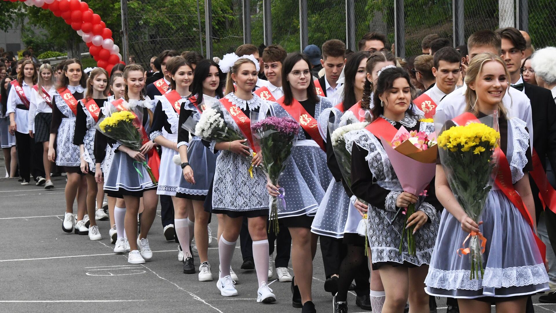 под юбкой одноклассница Избиение российской школьницы во время спора о выпускном сняли на видео:  7ooo_ru — LiveJournal