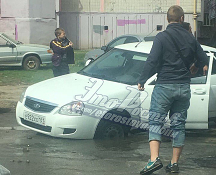 В Ростове Lada провалилась под асфальт из-за прорыва водопровода