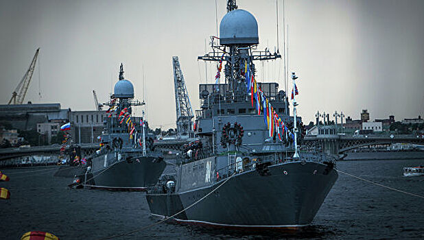 Боевые корабли попали в "ледяной плен" в Балтийске