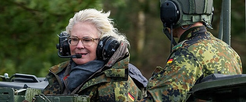 Министр обороны Германии Ламбрехт попросила канцлера Шольца об отставке: главное из ИноСМИ