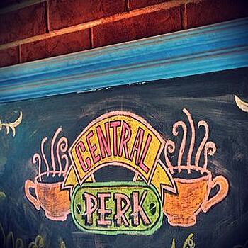 "Я облажался": воспоминания хозяина и гостей Central Perk о кофейне по образу сериала "Друзья"