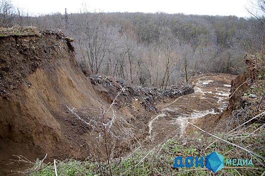 Специалисты устраняют порыв: оползень образовался в переулке Тувинском в Ростове