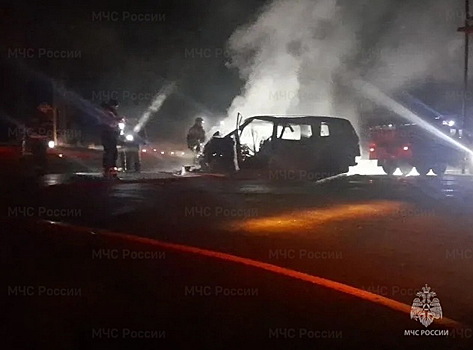 Минивэн сгорел после столкновения с автобусом. Два человека ранены