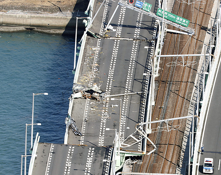В заливе Осака танкер врезался в мост