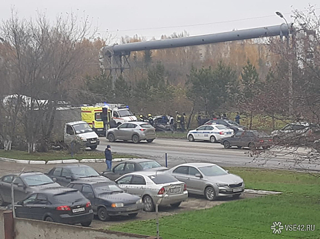 Водитель оказался зажат в улетевшей с дороги машине в Кемерове